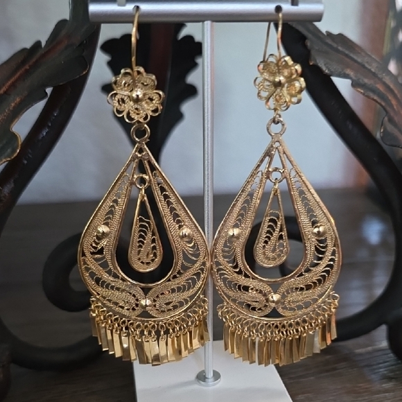 Elegant Gold Filigree Dangle Earrings - Picture 10 of 16